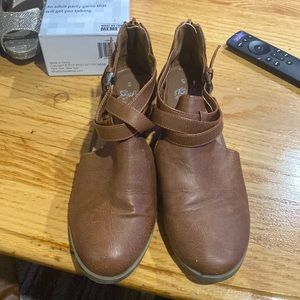 Faded glory low boots.